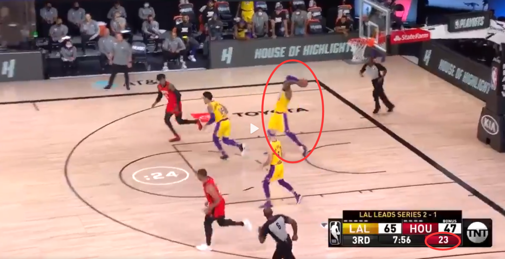 勒布朗·詹姆斯|领先18分，詹姆斯后场进攻，3秒后 湖人球迷：赶紧把魔术师叫回来