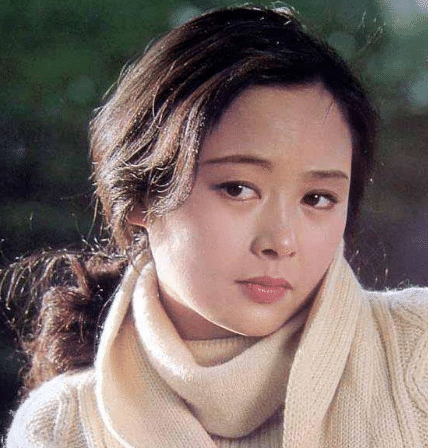 『央视春晚』曾是央视春晚女主持，事业巅峰期抛弃丈夫出国，今63岁单身无儿无女