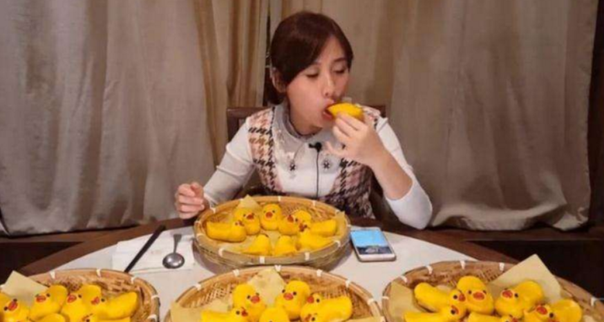 「密子君」密子君吃100个“小黄鸭”，以为很能吃，拿起后穿帮，网友：取关