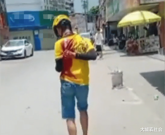 大城看社会|外卖员街上挥刀砍上级组长，知情人说出原因：要请假奔丧不批