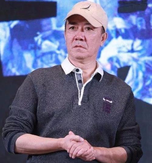 李幼斌|62岁李幼斌聚餐谈戒酒，满脸皱纹眼神飘忽，太节俭一顶帽子戴一年