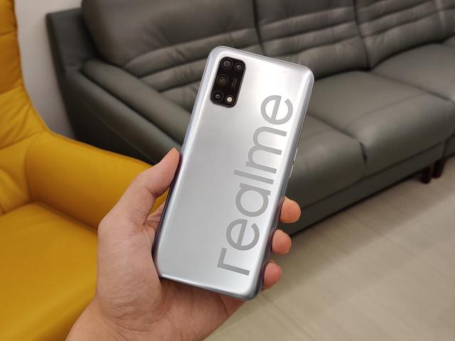 realme|realme真我V5上手：入门级5G手机到底做成了什么样子？