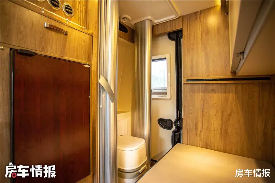 房车|退休夫妻选房车，这款大通房车咋样？2.0T自动挡性价比高不用加装