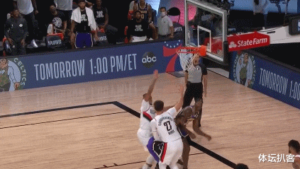 勒布朗·詹姆斯|疯狂2+1！35岁詹姆斯霸气耸肩，打爆努尔基奇，对手缠绕抱住他