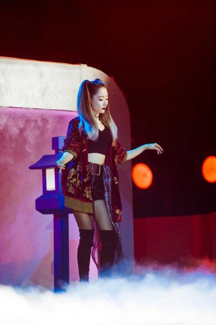 穿衣搭配|白冰长筒靴配丝袜，双马尾造型，展示火辣一面