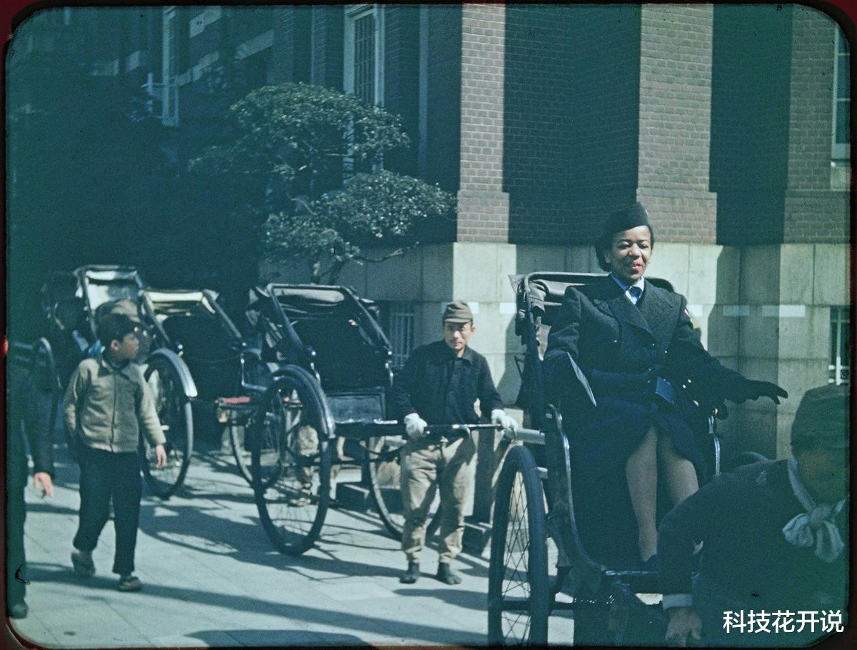 日军|镜头下真实的日本鬼子:图7围着人堆补刀的鬼子,图9拉着美国女警官奔跑