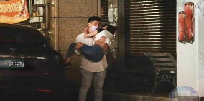『卓毓彤』34岁女星与富二代恋情曝光？被男方当街公主抱，腰间大片肌肤露出