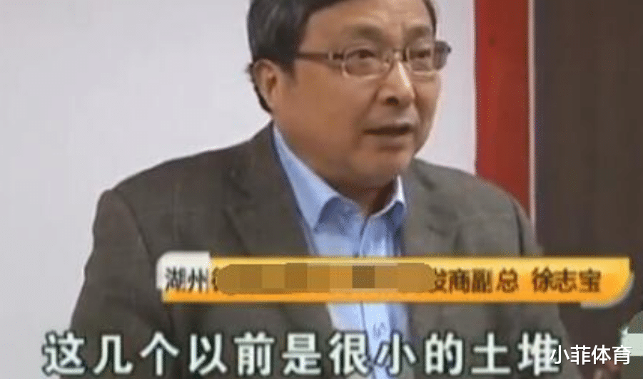 男子买了别墅, 一开窗看到七八个坟墓! 开发商: 以前是小土