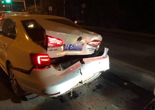 【大众速腾】当凯迪拉克追尾大众速腾，看完车损后，车主傻了：这车假的？