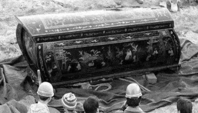 「」清朝妇女因难产昏厥,被误认为已死下葬,200年后墓中景象凄惨