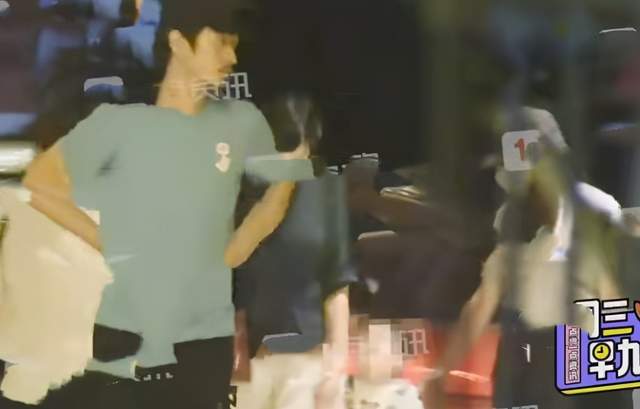 陈妍希|陈妍希拖家带口探班陈晓，变望夫石痴望老公，儿子东张西望很活泼