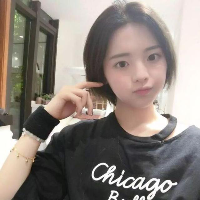 「杨超越」杨超越不愧是“村花”，扎双马尾穿制服裙，这腿是被天使吻过吗