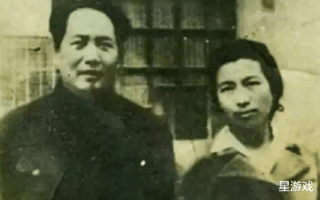 开国元勋|伟大领袖毛主席和江青罕见合影,订婚照笑的很甜蜜!