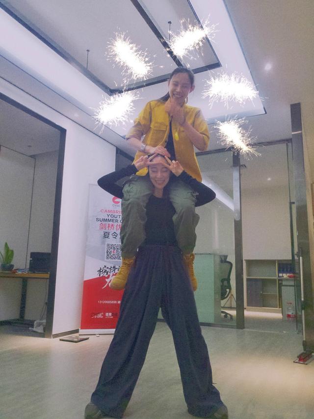 『杨丽萍』杨丽萍徒弟和同性女友办婚礼！俩新娘的爹到场相拥而泣，心情复杂