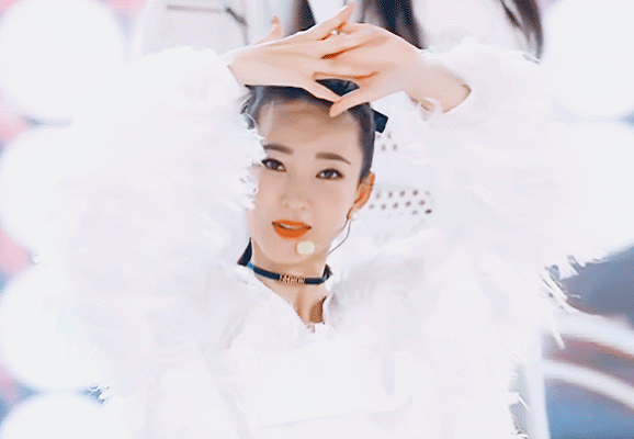 「乘风破浪的姐姐」有一种“小心机”叫主题曲制服，所有姐姐都穿白色，唯独沈梦辰搞特殊