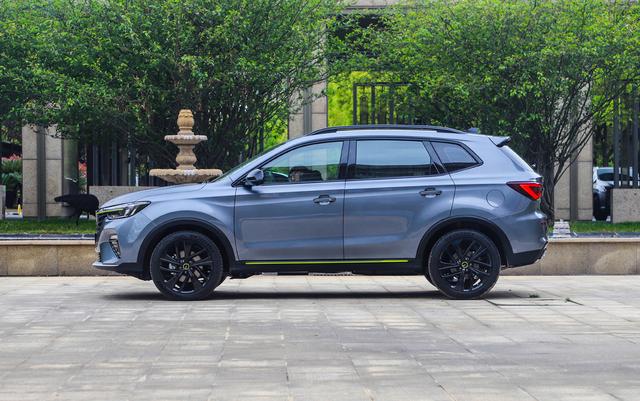 「荣威RX5」荣威新车成功了！4180辆新车30秒抢完，搭全新车标帅的一塌糊涂