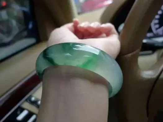 橄榄核|切涨的木那翡翠原石，看着都流口水，太棒了！