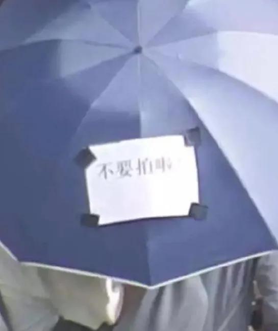 肖戰復工上演“釜山行”，防偷拍不換裝，雨傘和車窗貼字求不要拍-圖6