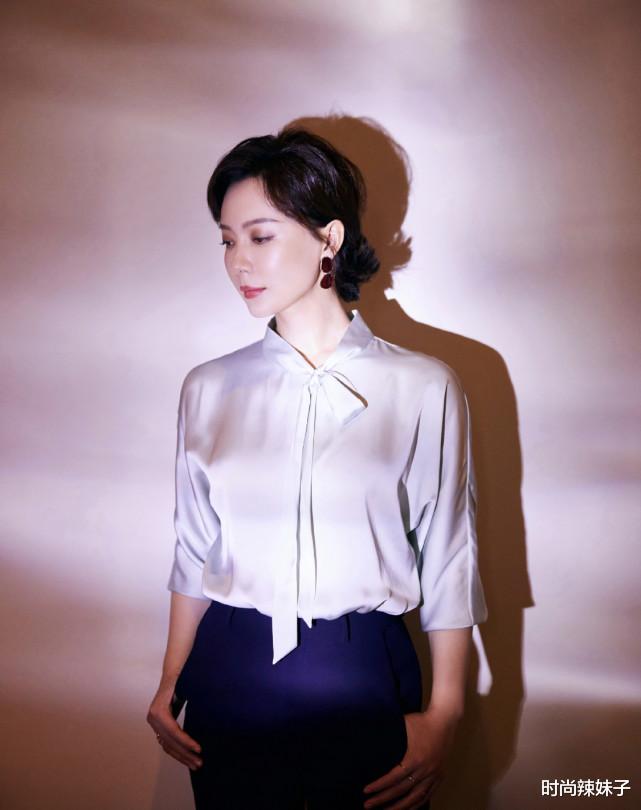 穿衣搭配|陈数有多喜欢职业装？一条小黑裙秀“优雅法”，职场女性不可错过