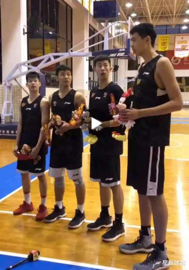 广东男篮|宏远又有两人离队 周鹏夺冠没好心情 朱总补强内线或要割肉后卫线