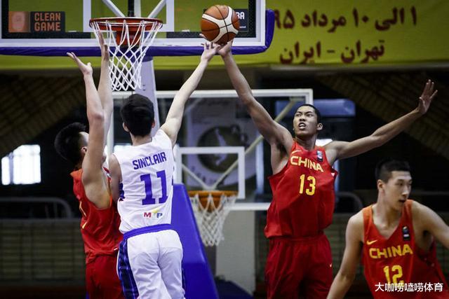 中国男篮：中国男篮潜力新星！混血小将天赋出众，父亲曾经在NBA打球