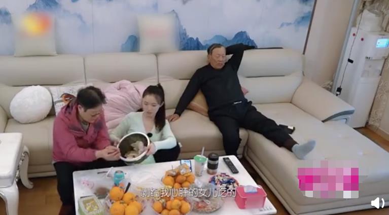 「梁小冰」林允遭妈妈催婚却因两人对话太过经典引共鸣，网友：要不要这么真实