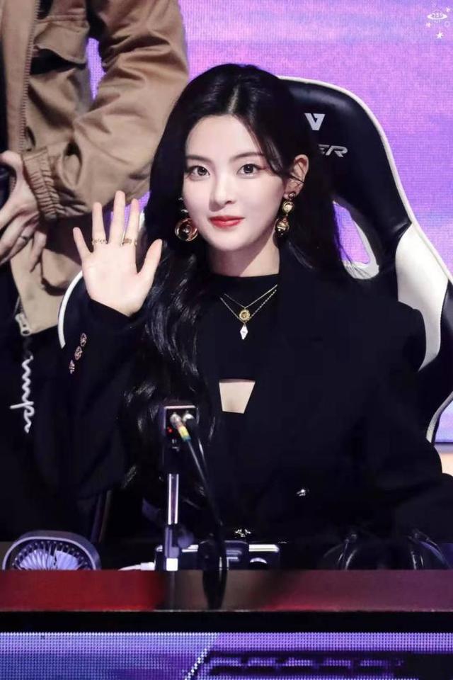 迪丽热巴|热巴扶穿高跟鞋的杨超越下台阶，细心照顾妹妹气氛融洽被赞体贴