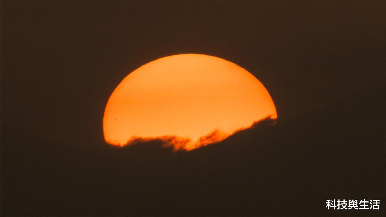 科学家|太阳被划了道巨大口子，直径达6794米，暗指小冰河期要来了？