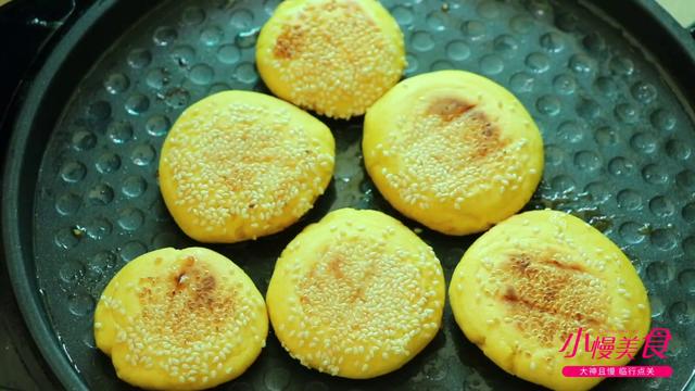 『玉米』玉米面最有营养的做法,开水一烫,筷子一搅,出锅孩子也爱吃