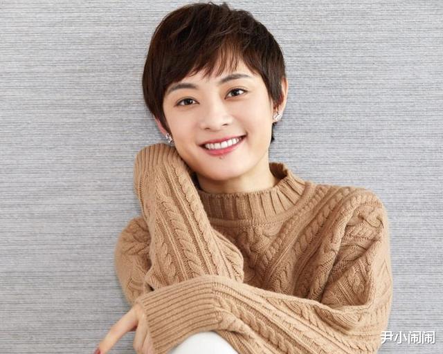孙俪10年前就心机重重?当年她给赵薇伴舞的小动作,暴露了一切