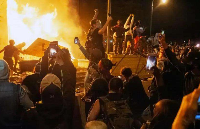 『美国』美国变天了！纽约全城陷入疯狂，一场比新冠更可怕的危机席卷全境