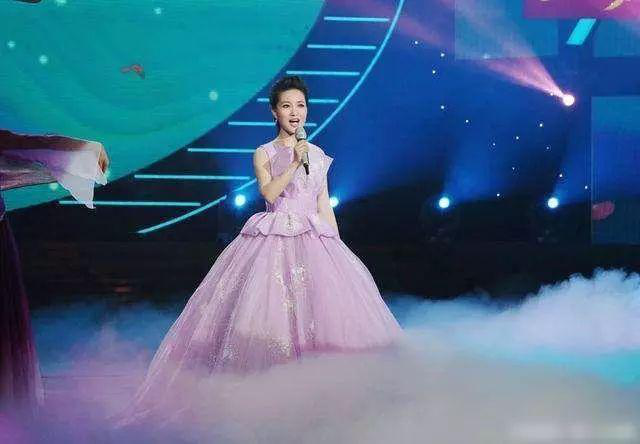 雷佳|我国首位博士歌唱家是她!年轻漂亮,12次登上春晚;丈夫也很有名气!
