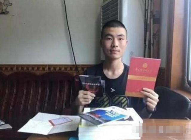 大学|录取通知书刚到:全家闹得不可开交,儿子:没钱就别供我读书!