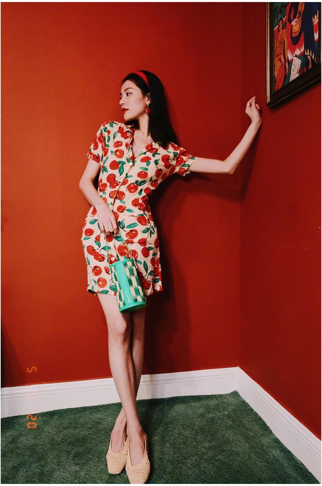 #复古#钟楚曦演绎复古港风，红发带配红色印花连衣裙，明媚优雅很有魅力