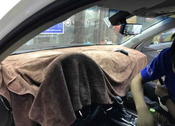 『老司机』为什么老司机喜欢在车内放毛巾？其中大有学问，新手司机应该学习