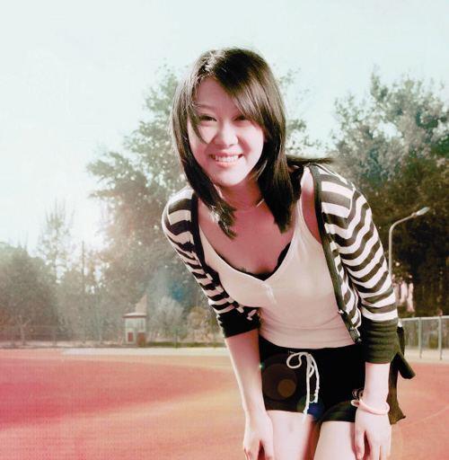 快递员|8年前，歌手付丽邀请快递员进门，10分钟后衣衫不整躺在婚床不动