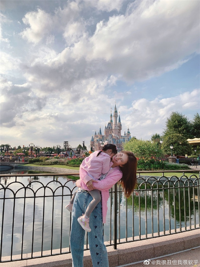 張子萱帶女兒遊玩迪士尼，抱著女兒臉上洋溢著幸福的微笑-圖2
