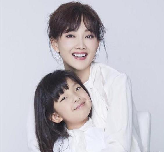 参观牛莉住的豪宅，落地窗外全是森林绿植，仿佛是住在世外桃源