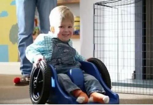 『』世界上唯一没有“大脑”的男孩，脑袋被98%的血充斥，现状如何了？