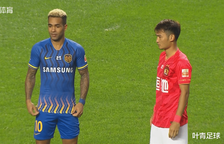 山东鲁能|争议！中超激烈对峙，名帅指着裁判吼，4名保安护送裁判离场