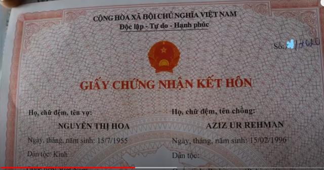 ##29岁小伙与65岁女友登记结婚，称不在乎对方结过婚有5个孩子