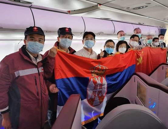 『塞尔维亚』给予中国医疗队最高礼遇,总统亲自在机场迎接,亲吻中国国旗