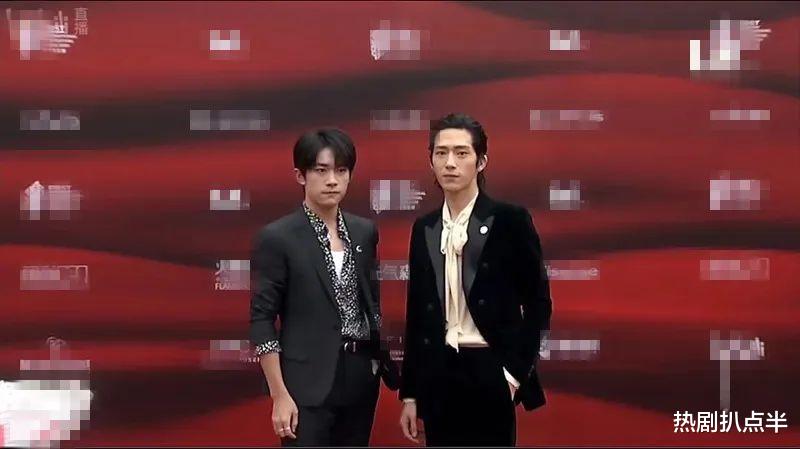 易烊千玺|易烊千玺红毯生图太虐人，笑容慈祥发腮严重，还被质疑垫增高垫