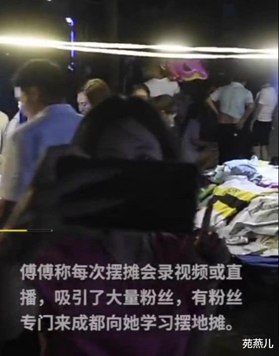 『摆摊』女子下班摆摊日赚4000块, 别人说她吹牛, 其实秘诀全靠一个“吼”字