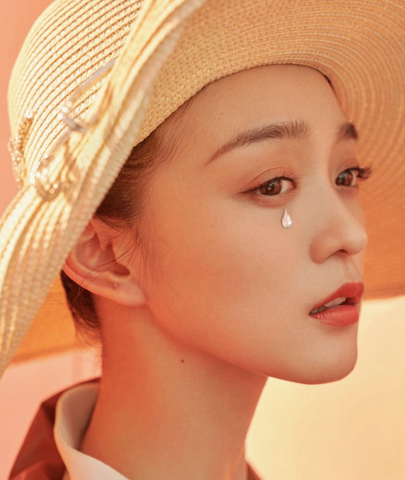 何泓姗也太美了,化"眼泪妆"身披丝巾,站楼梯上宛如一幅画