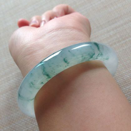 翡翠▲新手应该注意买什么玉石，最好在购买前先做一下“思考”