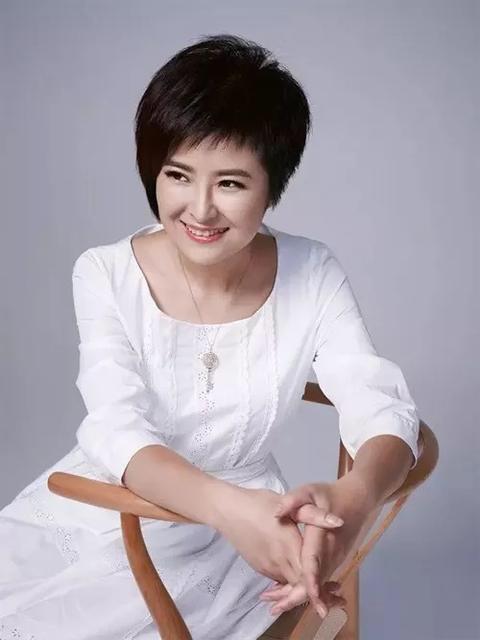 #生图#47岁央视名嘴，5年前离职，嫁大18岁老公，终于露出真面目