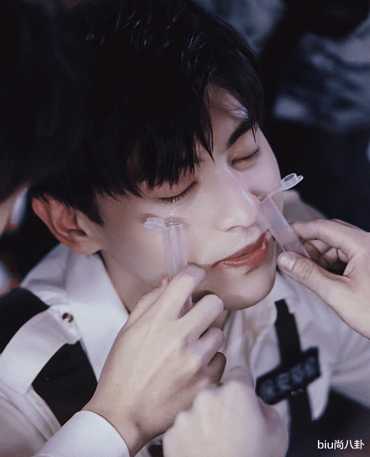 邓伦|邓伦被假场景吓哭,以为是做戏,大张伟说了一句话,全网给他道歉