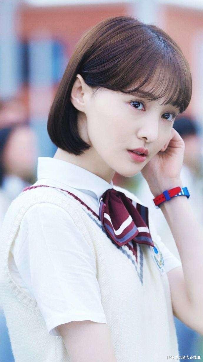 「刘海」29岁的郑爽,齐刘海卷发和粉色T恤出镜,小编想说“匀称”二字