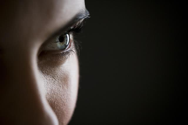 『盲人』盲人的世界到底是一片黑色，还是连黑色也不存在？